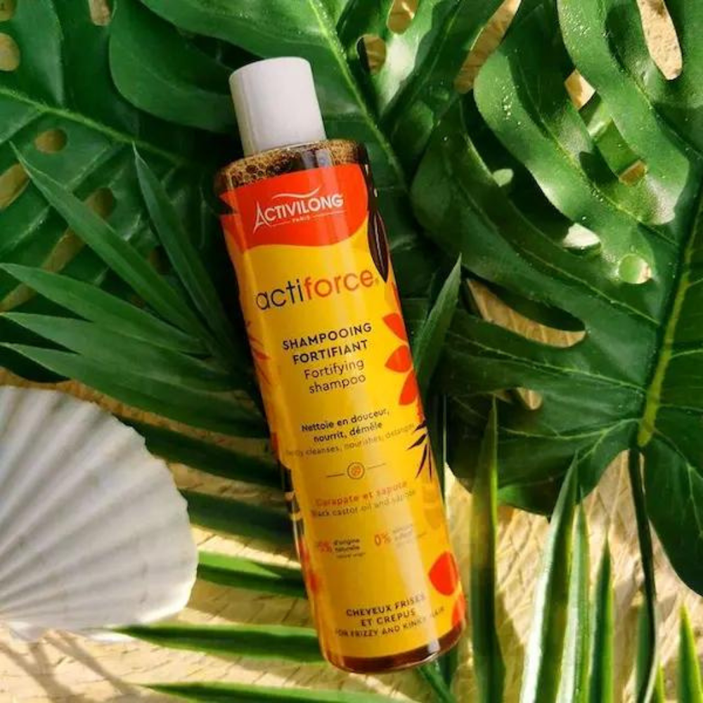 Shampooing Fortifiant Actiforce pour Boucles est un incontournable pour tous ceux qui ont des cheveux bouclés, frisés ou crépus et qui cherchent à les nettoyer et à les nourrir